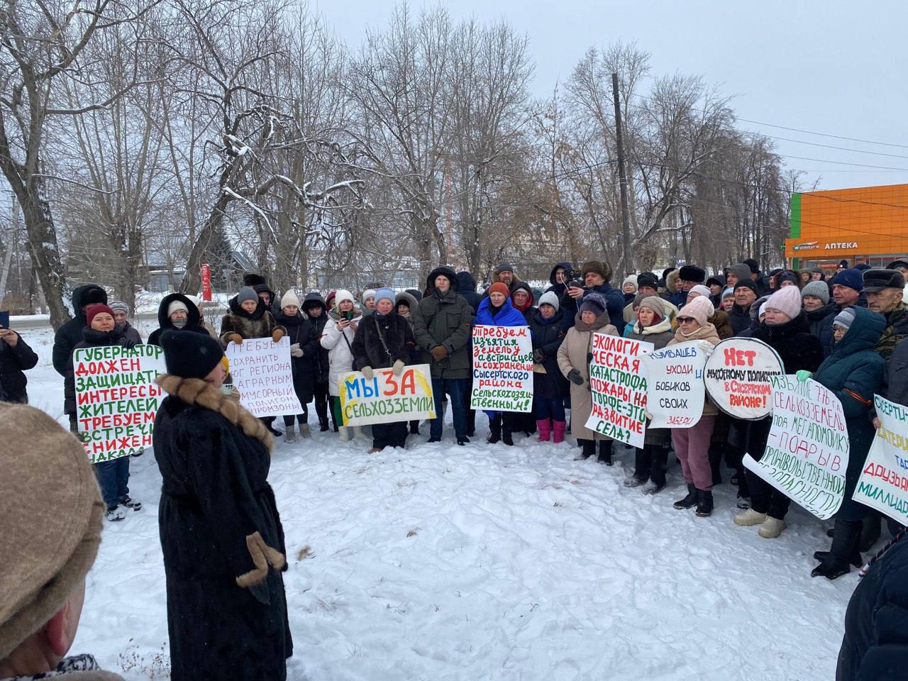 Десятки жителей Сысертского района второй раз за месяц вышли на массовый пикет против строительства мусорного полигона   Сегодня около 100 активистов собрались у памятника Воину-освободителю в Сысерти  по другим данным около 40 . Местные жители пришли с плакатами, чтобы в очередной раз выразить протест против строительства мусороперерабатывающего завода. Во время пикета активисты обратились к полпреду УрФО Артему Жоге с просьбой повлиять на губернатора Евгения Куйвашева, чтобы не допустить строительства.  Уже долгое время местные жители борются против строительства комплекса по переработке отходов рядом с деревней Андреевка, активисты переживают за экологию района. В знак протеста местные жители выходили на пикеты, отправляли обращения в разные инстанции, устраивали голодовку. Четыре раза они пытались инициировать референдум, чтобы жители сами решили, нужен им полигон или нет, но власти каждый раз отказывали.  Новости Екб тут