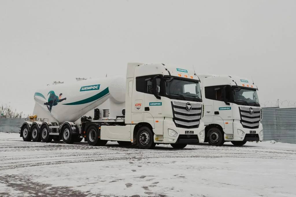 Крупнейший производитель цемента в России приостановил работу заводов в Белгородской и Ульяновской областях ещё одно предприятие в Липецкой области перевели в ограниченный режим об этом РБК рассказал представитель холдинга Цемрос Эксперты отмечают что снижение выпуска цемента тревожный сигнал для экономики так как этот показатель напрямую связан с объёмами строительства и может указывать на начало стагнации Подписывайся на okoskol Прислать новость за вознаграждение