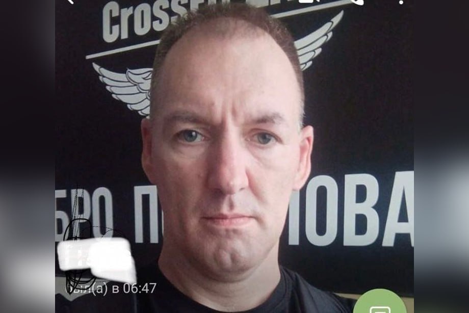 Завотделением областной детской больницы пропал под Екатеринбургом при странных обостоятельствах Виталий Лазутин последний раз звонил жене 16 августа Мужчина проводил отпуск в одиночестве на даче в поселке Шиловка Сначала близкие не придали значения тому что он не отвечает на звонки думали что занят работами на участке Позднее когда жена решила все же поехать к нему то нашла дом и машину открытыми как будто он в магазин по быстрому вышел Родственники опасаются что врач стал жертвой преступников Березовский рабочий