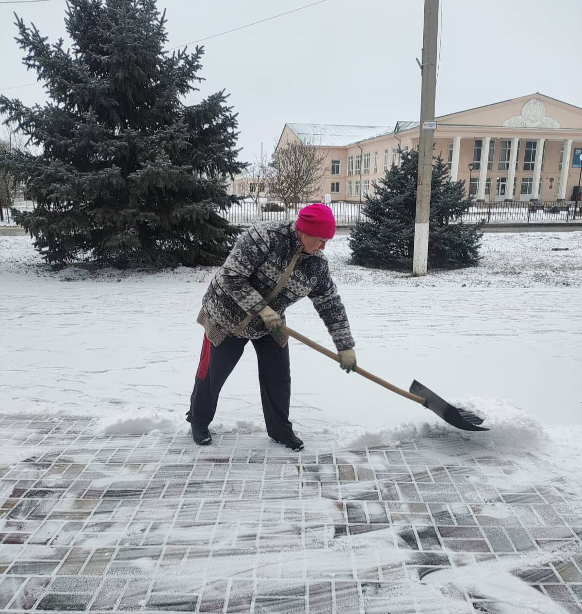 Несмотря на холодную снежную погоду, сотрудники МКУ НМО СК «Коммунсервис» с раннего утра приступили к работе. Улицы быстро очищаются от снега, чтобы обеспечить безопасность движения пешеходов. Также для расчистки автомобильных дорог задействована снегоуборочная техника.