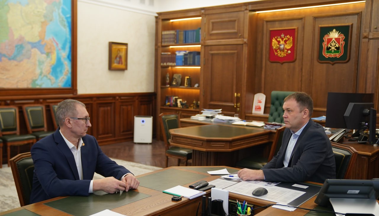 Илья Середюк назначил Александра Кривцова заместителем председателя Правительства Кузбасса курирующим аграрный блок Губернатор Кузбасса Илья Середюк назначил Александра Кривцова заместителем председателя Правительства Кузбасса министром сельского хозяйства  Напомним в декабре прошлого года Андрей Ариткулов ушел с этой должности возглавив Департамент растениеводства механизации химизации и защиты растений Минсельхоза РФ Александру Кривцову 58 лет он возглавлял Мариинский округ с 2015 года За это время 12 тыс га были возвращены в оборот валовой сбор зерновых увеличен до 135 тысяч тонн Только за последний год в Мариинском округе в три раза выросли площади под посевы технических культур а средняя урожайность зерновых увеличилась на треть и достигла отметки 30 ц га  Ранее Александр Кривцов работал в департаменте молодежной политики и спорта Кемеровской области возглавлял детские спортивные учреждения Он удостоен ряда региональных наград а в 2025 году получил почетную грамоту Президента России Российской Федерации Аграрные новости в режиме нон стоп календарь отраслевых событий интересные статьи персоны тренды и прогнозы Подписывайтесь на телеграм канал журнала ПРЕДСЕДАТЕЛЬ