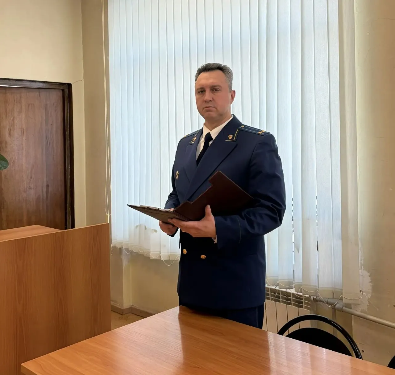 В Балаково суд вынес приговор по уголовному делу о даче взятки  Балаковский районный суд вынес приговор по уголовному делу в отношении 56 летнего жителя Саратова        Он признан виновным по ч 3 ст 291 УК РФ дача взятки должностному лицу в значительном размере за совершение заведомо незаконных действий Установлено что 20 декабря 2020 года коммерческий директор организации реализующей средства дезинфекции и сопутствующей медицинской продукции посредством перевода на банковскую карту передал заведующей аптекой провизору Балаковской городской клинической больницы в качестве взятки денежные средства в сумме 50 тыс рублей за совершение незаконных действий в интересах представляемой им организации  Деньги предназначались за способствование в заключении больницей контрактов на поставку средств дезинфекции с представляемой им фирмой в нарушении законодательства о контрактной системе в сфере закупок товаров для государственных и муниципальных нужд  В ходе судебного заседания подсудимый свою причастность к совершению преступления отрицал и вину в предъявленном обвинении не признал Ранее мужчина трижды был осужден за аналогичные преступления  Суд назначил виновному наказание в виде штрафа в размере 4 8 млн рублей с лишением права заниматься деятельностью связанной с осуществлением оптовой торговли фармацевтической продукцией и химическими продуктами сроком на 6 лет 11 месяцев Законность приговора будет проверена