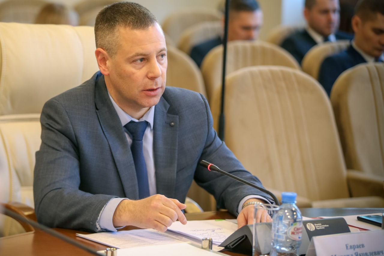 В апрельском рейтинге влияния глав субъектов Агентства политических и экономических инициатив АПЭК губернатор ЯО Михаил Евраев занял 57-е место +4 пункта из 89, восьмой месяц подряд оставаясь в группе руководителей регионов со «средним влиянием». Среди наиболее заметных пунктов рабочей повестки ярославского губернатора в прошедшем месяце отметим старт всероссийской акции пилотного проекта ЯГПУ им. Ушинского «Наши семейные книги памяти» на площадке московского Музея Победы, рабочие встречи с зампредом правительства страны Дмитрием Чернышенко, главой Минпромторга РФ Антоном Алихановым, первым зампредом Совета Федерации Андреем Яцкиным и руководством всероссийского общества «Знание», отчет перед Облдумой о результатах работы регионального правительства в 2024 году, выступление в Санкт-Петербурге на форуме «Госзаказ – 2025», решение о проведении «Бессмертного полка» в Ярославле и Рыбинске на улицах городов, а также кадровые изменения в управленческой команде региона.