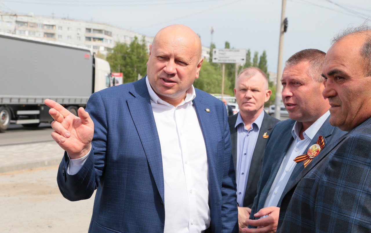 Прокуратура объявила мэру Омска «предостережение» из-за срыва ремонта школ Прокуратура вынесла предостережения мэру Омска Сергею Шелесту «Единая Россия» и министру образования региона Ольге Степановой. Им напоминили «о недопустимости срыва сроков мероприятий по капитальному ремонту объектов образования». «К 2027 году в регионе запланировано отремонтировать здания 75 школ, 16 детских садов и 9 колледжей. В настоящее время решен вопрос о предоставлении субсидии из федерального бюджета по семи капитально отремонтированным школам, однако проблематика реализации мероприятий капитального ремонта объектов образования наблюдается уже сейчас», — заявили в пресс-службе ведомства 22 мая. Ремонт школ № 71 и № 91 в Омске не начат, а сроки завершения работ на школах в Муромцевском и Колосовском районах перенесены. «По ряду объектов двухлетнего цикла строительная готовность является незначительной, а по однолетнему циклу в некоторых случаях подрядчики к работам еще не приступили», — добавили в ведомстве. Подписаться Прислать новость Помочь бустами