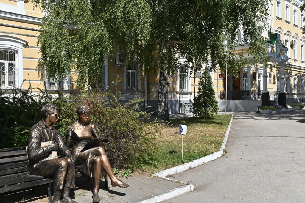 Рязанский вуз вошел в рейтинг российских вузов с самыми высокими зарплатами выпускников в IT-сфере Сервис «SuperJob» представил рейтинг вузов России по уровню зарплат занятых в IT-отрасли молодых специалистов, окончивших вуз в 2019-2024 годах. Рязанский государственный университет имени С.А.Есенина впервые попал в рейтинг и занял двадцатое место. Средний размер зарплат выпускников в IT составляет сегодня 130000 рублей в месяц. 60% выпускников остаются работать в Рязани по окончании обучения в вузе. Неизменный лидер рейтинга — Московский физико-технический институт. Средняя заработная плата выпускников МФТИ за год выросла на 30000 рублей +10% и составляет 330000 рублей в месяц. Второе место поделили Университет ИТМО и Московский государственный университет имени М.В.Ломоносова. Средняя заработная плата их выпускников достигает 290000 рублей в месяц. У IT-специалистов из ИТМО медианная зарплата за год выросла на 30000 рублей +12% , из МГУ — на 40000 +16% .