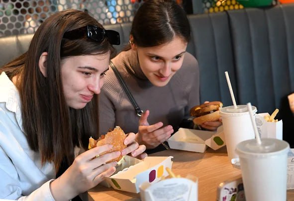 Пока в классических кафе и ресторанах Москвы посещаемость падает сегмент фастфуда фиксирует рост числа гостей Аналогичная ситуация наблюдается и в целом по России Россияне пытаются экономить сокращая необязательные траты и выбирают фастфуд или готовую еду из супермаркетов jkinvest news jkinvest