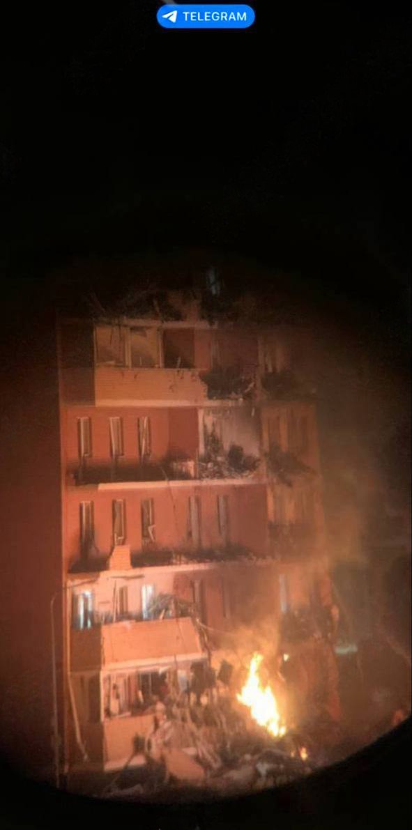 В ауле Новая Адыгея после атаки БПЛА загорелся жилой дом Жители сообщают что перед пожаром в небе были слышны взрывы В результате возгорания поврежден многоквартирный дом разрушены шесть балконов пострадали как минимум 12 квартир Во дворе повреждены около десяти автомобилей не менее пяти из них сгорели Людей эвакуируют На месте работают оперативные службы сообщил глава республики Мурат Кумпилов По его словам всем пострадавшим окажут необходимую помощь будет развернут пункт временного размещения   Подпишитесь на Абзац TG VK Дзен MAX Rutube