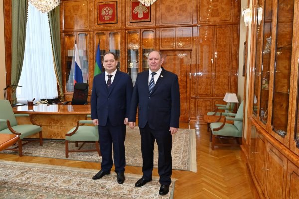 Ростислав Гольдштейн и Александр Макаренко обсудили повестку предстоящего заседания сессии Госсовета Коми Глава республики Ростислав Гольдштейн провёл рабочую встречу с председателем регионального парламента Александром Макаренко накануне заседания которое состоится 21 октября сообщает пресс служба главы Коми Госсовет республики восьмого созыва начал свою деятельность в обновлённом составе Я уверен что с вашим опытом Александр Петрович Вы достаточно быстро введёте новую команду в курс и специфику работы Государственного Совета обратился к спикеру регионального парламента Ростислав Гольдштейн komiinform ru news 287124