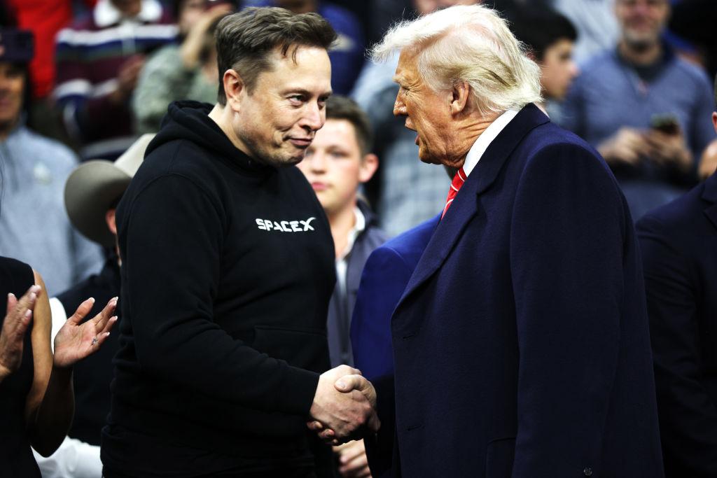 Маск покидает администрацию Трампа Миллиардер и глава Департамента эффективности правительства США DOGE Илон Маск заявил, что срок его полномочий в американской администрации заканчивается, и поблагодарил президента Дональда Трампа. «Поскольку мой срок полномочий в качестве специального государственного служащего подходит к концу, я хотел бы поблагодарить президента Дональда Трампа за предоставленную мне возможность сократить расточительные расходы», — написал он в своей соцсети X. «Миссия DOGE со временем будет только укрепляться, поскольку она станет образом жизни во всех органах государственной власти», — добавил он. Накануне Маск сказал в интервью CBS, что разочарован «большим и красивым» законом Трампа по налогам и бюджету. По его мнению, закон подрывает усилия Маска по сокращению расходов и приведет к росту бюджетного дефицита. После вступления Трампа в должность Маск был назначен «специальным госслужащим», что позволяло ему работать на государство 130 дней в году. Если считать от инаугурации 20 января, то 130 дней истекают в конце мая. Reuters сообщает со ссылкой на источники, что у Маска не было формального разговора с Трампом перед объявлением об уходе. При этом, по их данным, решение было принято «на высшем уровне». В апреле Маск говорил, что планирует больше работать в своих компаниях, а DOGE посвящать лишь один-два дня в неделю. Фото: Getty Images Сайт без VPN Telegram WhatsApp YouTube Рассылка