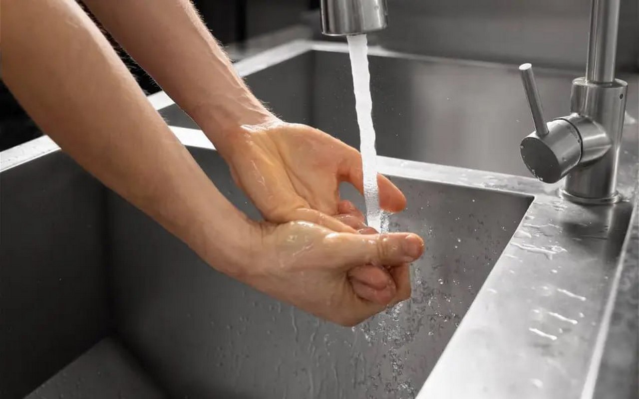 Курскводоканал ищет подрядчика для реконструкции насосной станции в новом районе города за 434 млн рублей МУП Водоканал города Курска объявил тендер на реконструкцию насосной станции водопровода 7 в микрорайоне КЗТЗ Общий объем инвестиций составит 434 3 млн рублей Финансирование проекта осуществляется за счет бюджета города средств МУПа и займа у ППК Фонд развития территорий Согласно документам тендера подрядчику предстоит возвести пристройку к насосной станции построить два резервуара чистой воды объемом по 2200 куб метров и установить современное энергосберегающее насосное оборудование Производительность станции после модернизации достигнет 14 тыс кубометров воды в сутки при этом будет внедрено шесть насосов каждый из которых рассчитан на подачу до 290 куб метров воды в час Сдать объект подрядчику предстоит до 31 декабря 2026 года Заявки на участи в тендере принимаются до 3 декабря текущего года Итоги планируется подвести 9 декабря t me abiregkursk max