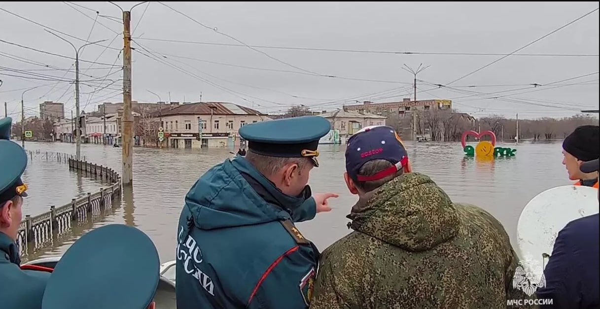 Губернатор Оренбургской области Денис Паслер сообщил об увеличении выплат на капитальный ремонт пострадавшего от паводка жилья до двух миллионов рублей.  "Выплата установлена только в нашем регионе и касается льготных категорий оренбуржцев, у которых иное жилье площадью более 18 квадратных метров на человека".  Он напомнил, что к льготной категории граждан относятся многодетные семьи, участники СВО и их семьи, пенсионеры, семьи, имеющие ребенка-инвалида и другие.