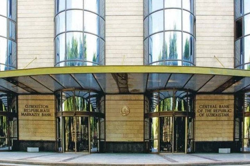 Центробанк Узбекистана сохранил основную ставку на уровне 14 годовых В пресс службе регулятора пояснили что текущая жёсткость денежно кредитной политики необходима для устойчивого снижения инфляции В ЦБ отметили что в прошлом году экономическая активность оказалась выше прогнозов прежде всего за счёт устойчивого совокупного спроса При этом инфляция продолжила снижаться а замедление роста цен на товары носило широкий характер Очередное заседание правления Центрального банка по рассмотрению основной ставки назначено на 18 марта 2026 года