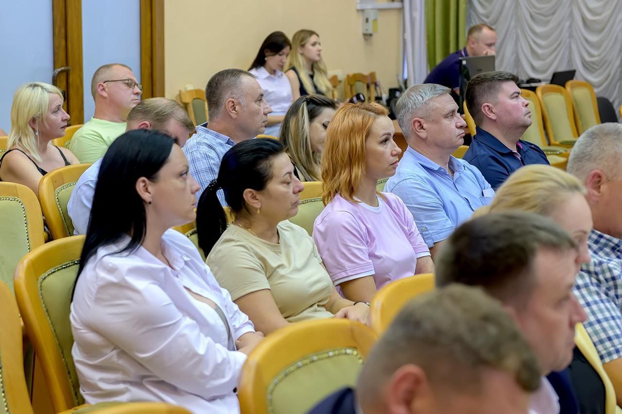Провёл штаб с подольскими ресурсоснабжающими организациями и профильными комитетами. Обсудили, как идёт подготовка округа к зиме и что уже сделано. Модернизация теплового хозяйства по госпрограмме — выполнили больше 70 % от запланированного на этот год. Проложили почти 17 км новых трубопроводов. Осталось ещё около 8 км, работы идут с опережением графика. Параллельно приступили к благоустройству в Парковом, Шепчинках, Центральном, Межшоссейном микрорайонах. Жилищный фонд тоже готовим к холодам. На сегодня 480 паспортов готовности уже подписаны, 126 — на проверке, а 29 возвращены на доработку. Дал поручение усилить контроль, чтобы на следующей неделе все документы были загружены в систему. По МУП «Водоканал» г. Подольска работы идут по графику — готовность 49 %. Особый акцент — на промывке резервуаров чистой воды. «Подольская теплосеть» завершила гидравлические испытания на 67 %, проверка прошла на 55 котельных. Продолжим еженедельно следить за динамикой, выполнением поручений и задач.