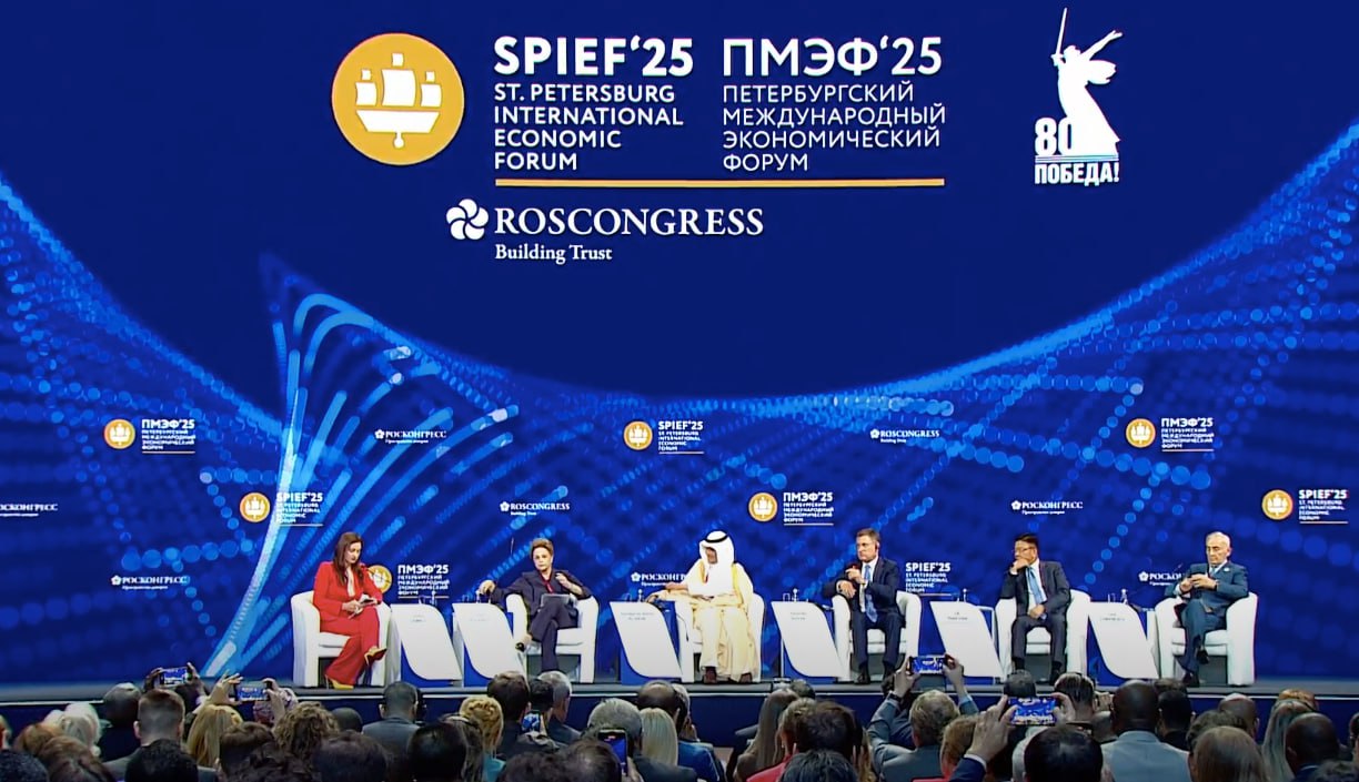 Торжественное открытие ПМЭФ-2025 было посвящено обсуждению геополитических изменений: продолжающимся процессам разрушения старых связей и формированию нового многополярного мира.  Очевидно, что попытки ранее доминировавших стран удержать свое положение приводят к противоположным результатам. Локальные вооруженные конфликты, санкции, протекционизм, тарифные войны работают на ускорение девальвации валюты-гегемона, разрыв прежних отношений, еще большее ослабление международных институций и пересмотр всей международной логистики.  В то же время, ни одна страна не сможет существовать в вакууме. Поэтому, несмотря на конфликты, нам необходимо укреплять новые принципы равноценного сотрудничества, прежде всего - использовать существующие возможности для диалога и развития экономики и на их основании создавать новые. Этому и будут так или иначе посвящены встречи на площадках Форума - поиску точек соприкосновения для решения общих проблем и противостояния общим вызовам.