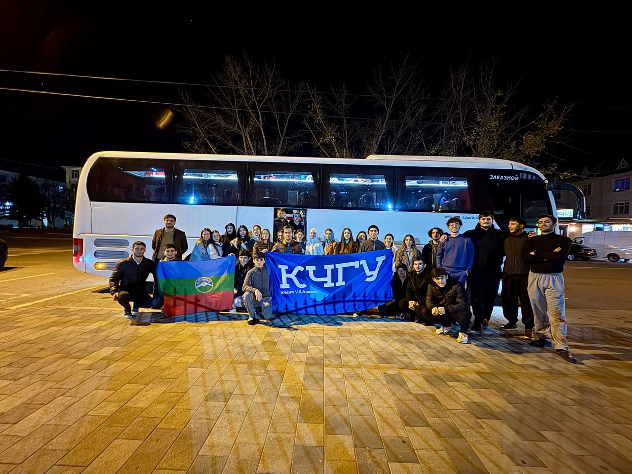 Студенты КЧР впервые представят регион с собственной региональной программой на Российской студенческой весне С 25 по 29 ноября в Казани пройдет XXXIII Всероссийский фестиваль Российская студенческая весна Это масштабное событие которое соберет более 2000 студентов из 80 регионов страны В этом году наш регион впервые примет участие в фестивале с собственной региональной программой Честь представлять республику выпала талантливым студентам Карачаево Черкесского государственного университета имени У Д Алиева и Северо Кавказской государственной академии Это огромный шаг для нашей студенческой молодежи и прекрасная возможность заявить о богатой культуре и творческом потенциале Карачаево Черкесии на всероссийском уровне рассказал и о проректора по молодежной политике и воспитательной деятельности КЧГУ Эльдар Бостанов Желаем ребятам уверенности вдохновения и блестящих выступлений