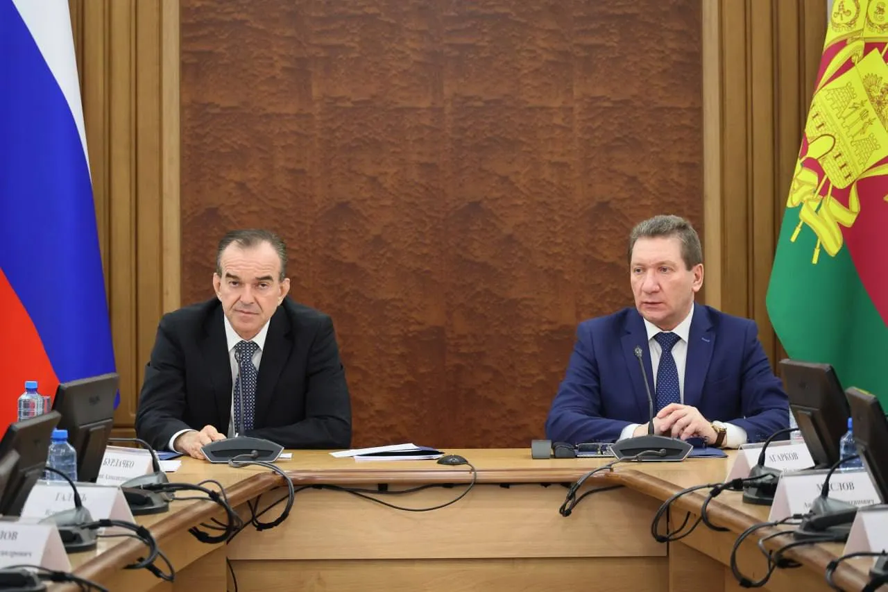 В Краснодарском крае отменили первомайские шествия В регионе в этом году не будут проводить массовые уличные демонстрации 1 мая Решение приняли на координационном совещании по вопросам правопорядка под руководством губернатора Вениамина Кондратьева и регионального управления ФСБ  Причина действующий уровень реагирования и ограничения на массовые мероприятия более 1000 человек Празднования пройдут в локальном формате в городах и районах края Также изменится формат празднования Дня Победы Бессмертный полк пройдет онлайн а торжественное прохождение войск в Краснодаре отменено Решение по параду в Новороссийске примут ближе к 9 мая При этом поздравления ветеранов проведут лично для них организуют выездные концерты и визиты на дому kub news ru