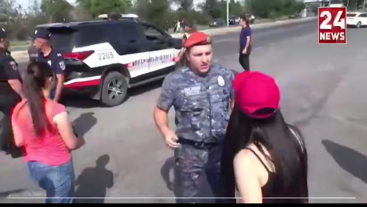 Сообщается, что этот турецкий амбал, который ранее избил армянскую журналистку, уволен с работы. Общество доведено до предела, власть и полиция это осознают, поэтому после подобных инцидентов моментально сливают своих псов, хотя раньше им бы все что угодно сошло бы с рук.