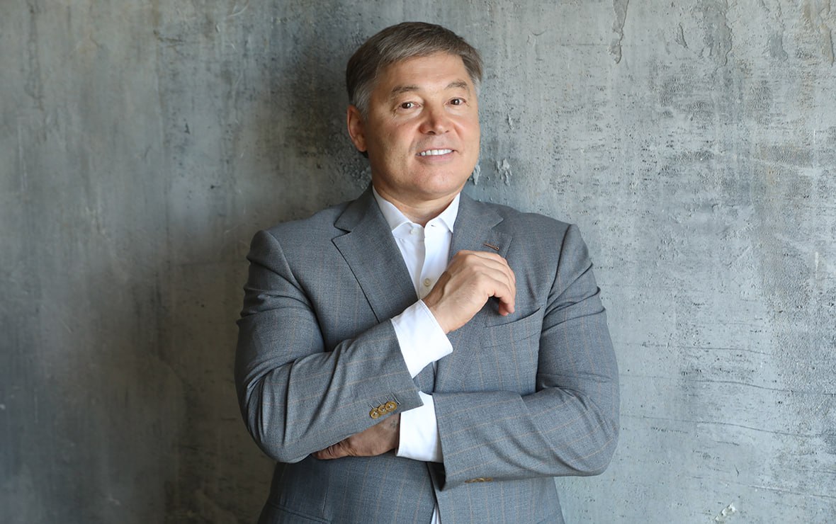 Суд изъял в собственность государства 99 объектов недвижимости которые принадлежали депутату Госдумы Рифату Шайхутдинову членам его семьи и аффилированным с ним лицам По версии следствия народный избранник приобрел эти активы коррупционным путем на средства от деятельности компании Сирена трэвел разработчик системы бронирования авиабилетов Leonardo Среди отобранных у депутата активов элитное жилье участки земли машино места и сеть апарт отелей Valo в Санкт Петербурге nedvizhna