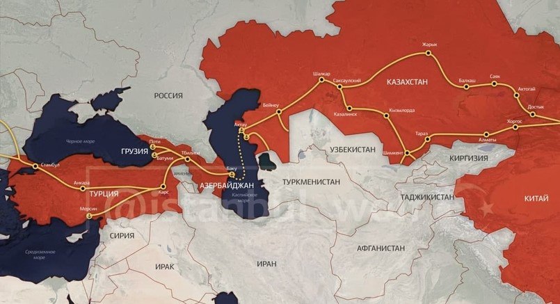 Казахстан и Турция подписали Соглашение между АО «НК «ҚТЖ» и TCDD Taşimacilik A.Ş. о сотрудничестве и развитии бизнеса для перевозки грузов по железнодорожному маршруту Среднего коридора Соглашение охватывает широкий спектр совместных мероприятий, направленных на повышение эффективности и конкурентоспособности маршрута. В числе основных направлений: - Организация регулярного маршрутного железнодорожного сообщения между Казахстаном и Турцией. - Увеличение объемов перевозок на железнодорожном участке Баку-Тбилиси-Карс. - Расширение пропускной способности грузовых перевозок между Китаем и Европой/Африкой в обоих направлениях. - Оптимизация транзитных процедур и координация логистических операций для повышения эффективности перевозок. - Упрощение таможенных и административных процессов для обеспечения ускоренного прохождения товаров через границы и др. Компании намерены совместно развивать цифровые решения, в том числе, внедрение электронного безбумажного документооборота для эффективного управления и отслеживания контейнеров и подвижного состава. Реализация совместных инвестиционных проектов и инициатив будет способствовать развитию транспортно-транзитного потенциала Казахстана и усилению его роли в глобальной торговле.