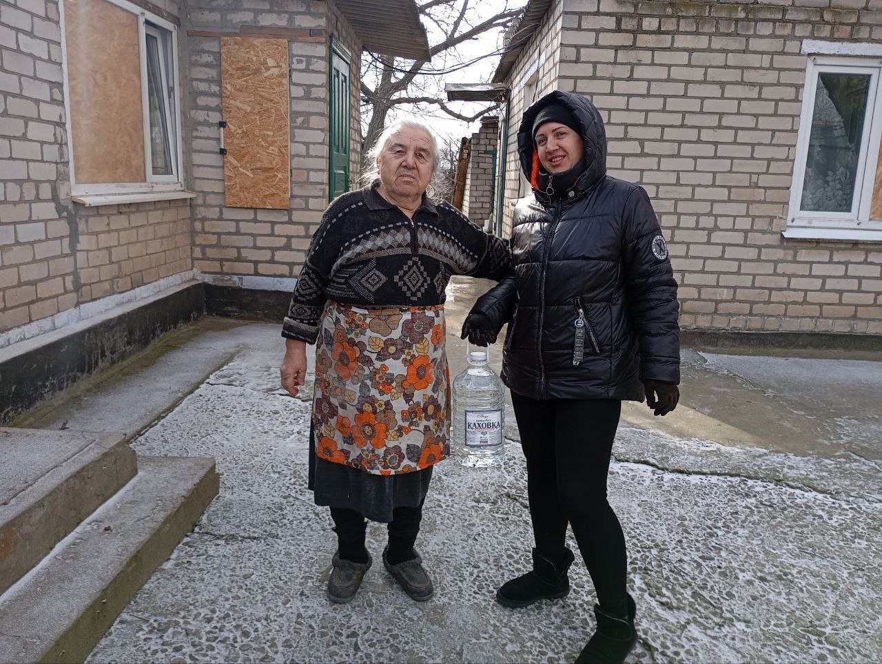 Водоснабжение в округе - проблема. Большая. Решаем.   Напомню, с нехваткой воды мы столкнулись после подрыва укротеррористами Каховской ГЭС. Из-за критического падения уровня воды в водохранилище значительно снизился её уровень в артезианских скважинах и колодцах.   В Каховке и Софиевке нам удалось пробурить скважины до начала тотальных обстрелов прифронтовой зоны.   Ситуация в Васильевке и Любимовке гораздо сложнее. В Васильевке воды нет совсем. В Любимовке работает одна скважина. В Малокаховке также имеется проблематика.   Бурить новые сейчас невозможно.  Техника для бурения имеет большие габариты. Особенно по высоте. Сразу попадает в прицел врага. Попадают и люди.   Конечно, бурить будем. Как только прекратятся прилеты и обстрелы. Как только - это станет безопасно. Все необходимые документы подготовили.   Но это потом. А что сейчас. Вода нужна каждый день.    Достиг договоренности с нашими предпринимателями, которые оказали содействие. Наладили поставки бутилированной воды. Ежемесячно будет доставляться 6 тонн воды: три тонны в Любимовку и три тонны в Васильевку. Вот уже осуществлена первая доставка. Это в дополнение к подвозу от Каховского участка облводоканала.    На данный момент в Васильевку отправили 510 шестилитровых бутылок с водой. Это более трёх тонн. Столько же -  в Любимовку. Уже раздают.    ВКонтакте   Одноклассники