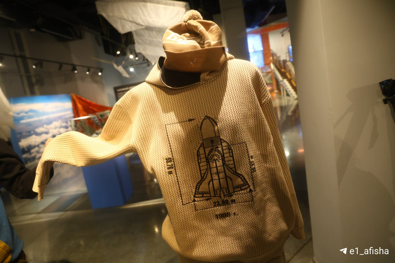 В космолёт Буран можно будет войти но не в ближайшее время Директор музейного комплекса Николай Резинских рассказал что проект долгосрочный а потому выставочный ангар будут улучшать Габариты Бурана 37 метров в длину размах крыла 24 метра До 2004 года он находился на Тушинском машиностроительном заводе в 2011 м его перевезли в Жуковский В 2022 году он переехал в музей города Медынь Калужской области а в 2024 м его переправили на Урал 3 месяца заняла подготовка переезда а 20 дней он был в дороге Буран задумывался как многоразовый грузовик для полётов в космос наверх мог поднимать 30 тонн обратно на Землю 20 тонн Он рассчитан на 10 человек экипажа но умел летать и автономно Полет первого был на автопилоте Буран сделал два оборота вокруг Земли и сел сам Но речь не про наш экспонат а про другой Тот что стоит в музее достроили когда проект закрыли В него даже не успели поставить системы управления Посетить новую локацию музея в Верхней Пышме можно с 20 января Подпишись на Афишу Е1