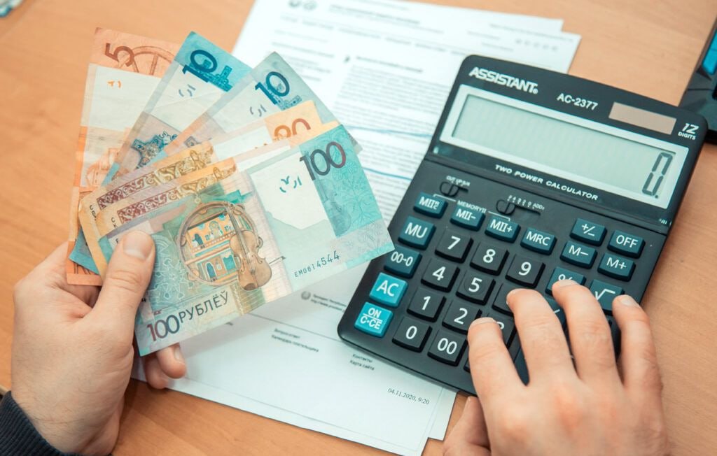 С 1 января в Беларуси базовая величина вырастет Премьер министр Александр Турчин подписал постановление об увеличении базовой величины с 42 до 45 рублей Напомним базовая величина берется за основу при расчете штрафов некоторых социальных выплат в том числе пособия по безработице Есть и налоги привязанные к базовой величине Также от нее зависит плата за арендное жилье