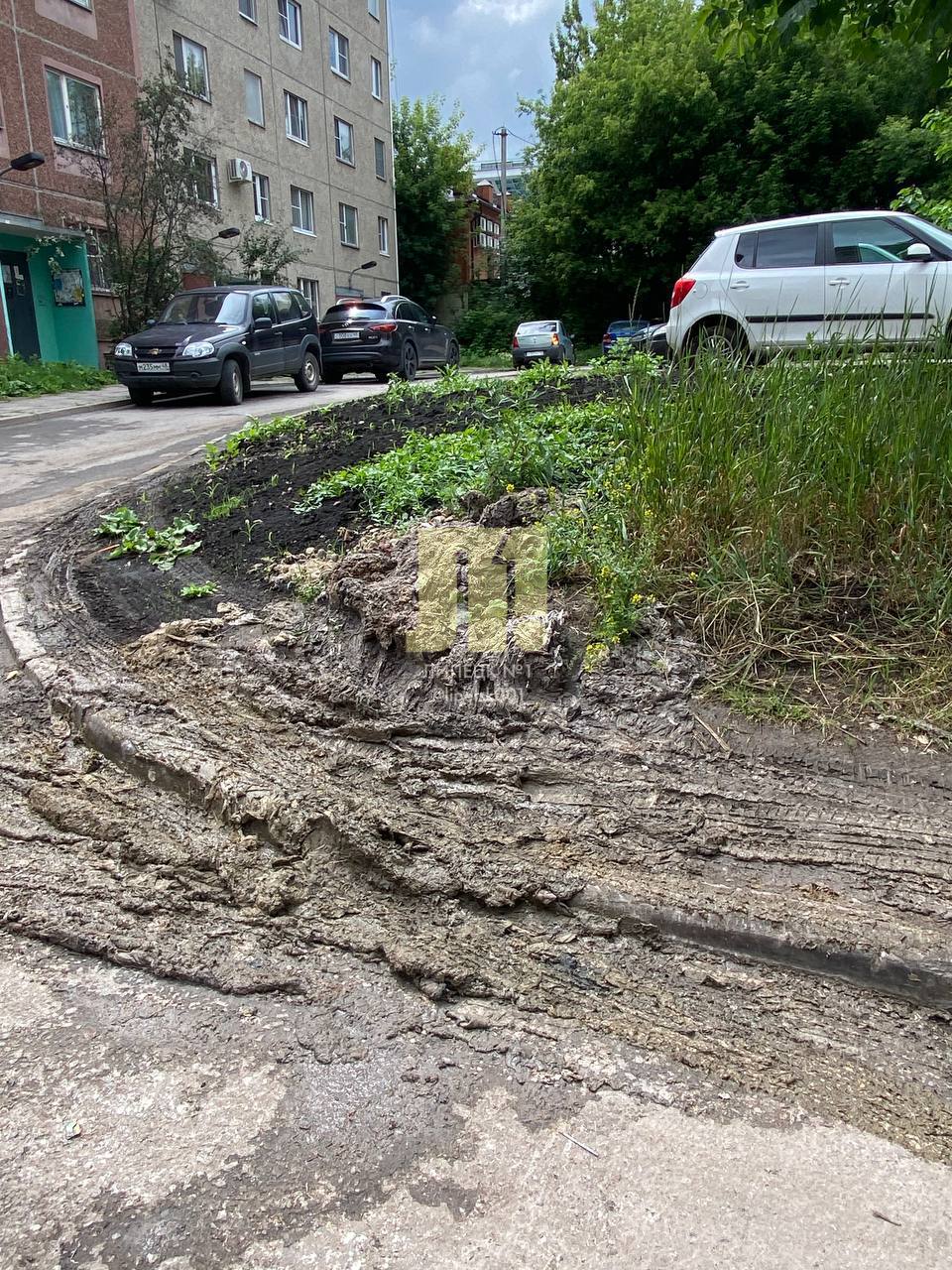 Подписчица рассказала о вони во дворе дома на Фрунзе, 6:  «Позавчера машина РВК чистила канализацию и всё, что достала из канализационного люка, выбросила прямо на клумбы и дорогу».  Теперь, со слов местных, во дворе стоит вонь, а машины своими колёсами развозят нечистоты по всему двору  «Кроме того, во дворе находится огромная яма посередине дороги, которую не могли заделать в течение месяца. Потом её вроде бы засыпали, но она снова появилась и с каждым днём становится всё больше!» — написала читательница.