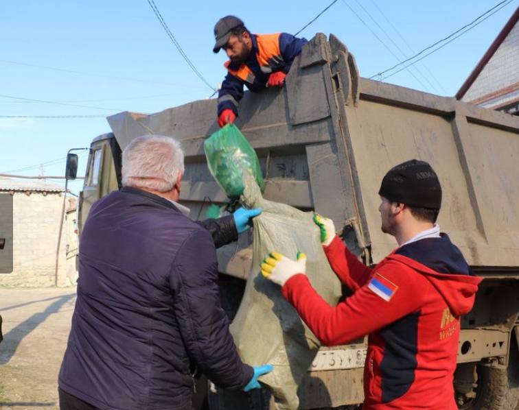 В райцентре Кайтагского района, в селе Маджалис, ликвидировали несанкционированную мусоросвалку  Убрать мусор с улиц райцентра вышли все работники госорганизаций – от районной администрации, ее структурных подразделений и сотрудников полиции до общеобразовательных учреждений.  С обеда и до самого вечера, участники субботника не покладая рук трудились во благо экологии райцентра, при этом они отметили, что именно Маджалис, являясь «сердцем» Кайтагского района должен быть образцовым в плане чистоты и порядка и служить показательным примером для других сельских поселений муниципалитета.  В течение трудового дня от мусора были очищены как центральная улица Алисултанова и вся прилегающая к ней территория с Аллей Героев, парковой зоной и тротуарами, так пришкольные территории и внутрисельские улицы.  Затем все силы были сосредоточены в наиболее проблемной зоне – поселке Тубен-аул, который тоже является частью райцентра. Здесь уборка закипела в овраге, у моста, пролегающего через реку и являющегося связующим звеном с селом Маджалис, где местными жителями была разведена несанкционированная мусоросвалка.  В ходе нелегкой коллективной работы, невзирая на сложность рельефа и вонь, исходившую от свалки, участниками субботника были приложены все усилия, чтобы ликвидировать образовавший мусорный коллапс в данной зоне.   На помощь им была привлечена специализированная автотехника, которая вывозила весь собранный в мешки мусор на мусоросвалку. Заур Нахбаров отметил, что навести и чистоту и порядок в районе, безусловно, важно, но куда важнее сохранить то, на что было затрачено столько времени и труда.