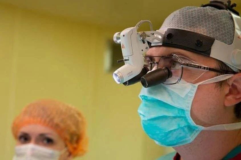 Подняли чартерные авиарейсы для новорождённых В Красноярске в федеральном центре сердечно сосудистой хирургии успешно прооперировали двоих наших новорождённых с врождёнными пороками сердца Девочка из Улан Удэ родилась 5 ноября Сначала сложный этап лечения прошла у наших врачей в Детской республиканской клинической больнице Затем отдельным бортом её доставили в Красноярск Операцию провёл детский кардиохирург Павел Теплов Сейчас девочка уже дома в Бурятии под наблюдением наших врачей Вторая история ещё сложнее по времени Мальчик родился 1 января 2026 года Порок сердца выявили на вторые сутки Счёт шёл на часы На пятый день жизни его отправили в Красноярск отдельным бортом Там провели жизненно необходимую операцию Её выполнил тот же врач Операция прошла успешно Сейчас малыш поправляется Спасибо врачам и нашим и федеральным за спасённые жизни Малышам здоровья и счастливой жизни