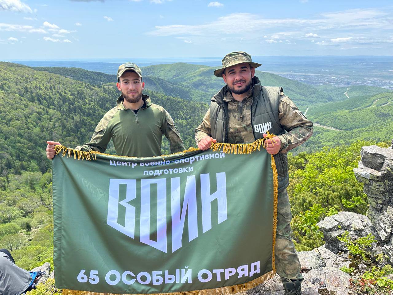 Абхазские школьники прошли курс патриотической подготовки в Центре «ВОИН» Десять учащихся из Сухума, отличившихся в спорте и военно-тактических играх, стали курсантами второй смены «Время юных героев» в волгоградском Центре «ВОИН». Ребята освоили основы начальной военной подготовки, проявили себя в марш-бросках и тактических играх, а также познакомились с богатой историей России в рамках экскурсионной программы. «Это не только обучение, но и укрепление дружбы между нашими народами», — отметил директор центра Дмитрий Шевченко. Подобные программы крайне важны для Абхазии: они воспитывают патриотов, развивают лидерские качества и укрепляют обороноспособность республики. Остаётся надеяться, что в скором времени подобные центры появятся и на нашей республике! — Ассоциация силовых ведомств Абхазии