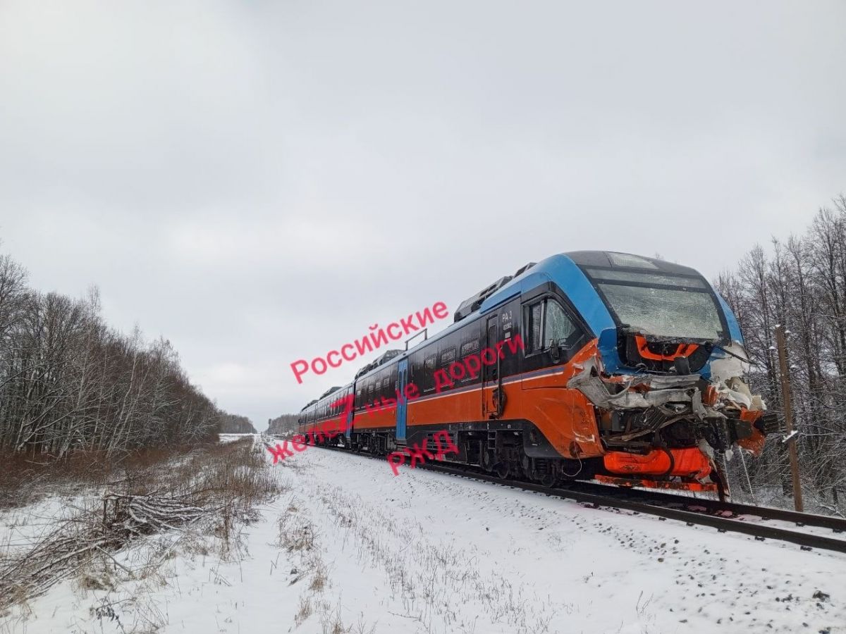 Новые кадры с места столкновения фуры и поезда в Комаричах: фоторепортаж     15 февраля на железной дороге фура, летящая на «красный», влетела в электричку.  ↗  Прислать новость   Подписаться