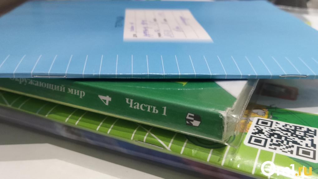 ⏺ В Омске классы в школах продолжают закрывать на карантин  В регионе продолжают распространяться вирусы ОРВИ. По данным департамента образования мэрии Омска на 18 ноября по причине роста заболеваемости закрыты на карантин 37 классов в 21 школе и 29 групп в 18 детских садах. Ни одна школа не закрыта на карантин полностью.   По данным Управления Роспотребнадзора по Омской области на 12 ноября, чаще всего омичи болели вирусами парагриппа и COVID-19, также в регионе циркулируют риновирусы и аденовирусы.