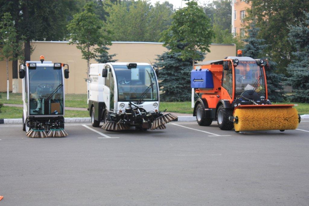 В 13 районов Рязанской области поступит новая коммунальная техника. Министерство ТЭК и ЖКХ региона подвело итоги конкурсного отбора и распределило среди муниципальных образований более 156 млн рублей субсидий, предназначенных на приобретение коммунальной техники. Министр Артём Уворвихвост отметил, что в 2025 году будет закуплено 15 различных машин. Это - экскаваторы-погрузчики, автовышки, автогрейдер, самосвал, кран-манипулятор, колесный экскаватор, вакуумная подметально-уборочная машина, илососная машина.