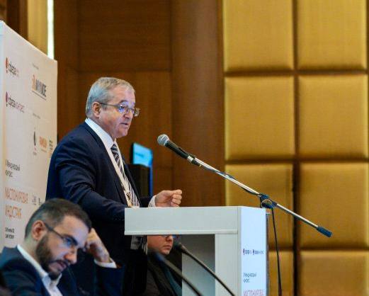 Заместитель начальника Управления развития рынка деривативов Петербургской Биржи Валерий Звягин предложил российским производителям подключиться к работе над биржевыми инструментами торговли подсолнечным маслом Производство и экспорт растительных масел растет Российские компании входят в топ мировых производителей подсолнечного масла наращивают выпуск рапсового масла К сожалению сегодня экспортные цены формируются не на российских а на зарубежных биржах Приглашаю участников Конгресса присоединиться к Рабочей группе по созданию и введению в обращение поставочного фьючерсного контракта на подсолнечное масло на условиях FOB free on board с базисом поставки Черное море отметил Валерий Звягин выступая на Х Международном Конгрессе Масложировая индустрия 2025 Он сообщил что Биржа уже приступила к созданию данной Рабочей группы в течение месяца участники рынка получат официальные приглашения присоединиться к ней а также список вопросов для рассмотрения Ссылаясь на мировой опыт и в частности практику китайской биржи Zhengzhou Commodity Exchange Валерий Звягин представил возможности которые дает срочный рынок Петербургской Биржи российским производителям и потребителям продукции масложировой индустрии с точки зрения хеджирования рисков Речь идет о защите финансового результата до момента поставки физического товара минимизации убытков в результате снижения цены на готовую продукцию до фиксации цены на базовый актив ДвижимПользою