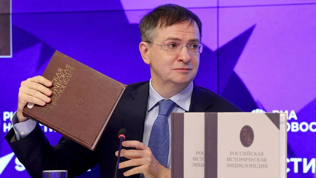 Новые учебники по истории сделают изучение этого предмета интереснее Их задача привить интерес у ребенка к изучению науки чтобы он предпочел дурацкому ролику на Youtube исторический фильм или книгу заявил Мединский Гуд Афтенун Новости