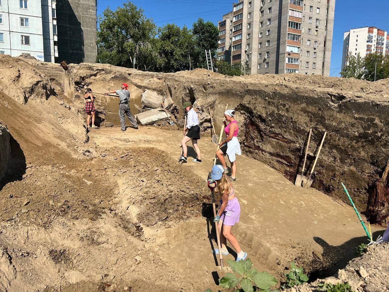 Останки двух взрослых и двоих детей нашли в переулке Боготольском в Красноярске   Погребение на глубине около 50 сантиметров обнаружили на месте будущего строительства дороги во время раскопок. Предположительно, останкам 2-3 тысячи лет. Их отправили на экспертизу, чтобы установить точный возраст и причины смерти.  «На территории Афонтовской горы мы обнаружили и предметы, которым порядка 11 тысяч лет. Это останки животных: рога оленей, древних козлов, бивни мамонтов. Также на участке много скребков – сточенных камней, ими пользовались люди как мы сейчас ножами. Пока изучена небольшая часть площади, я думаю, это место нас еще не раз удивит»,— рассказала археолог Зоя Гайдакова.  Находки передадут в краеведческий музей.   Фото: департамент градостроительства