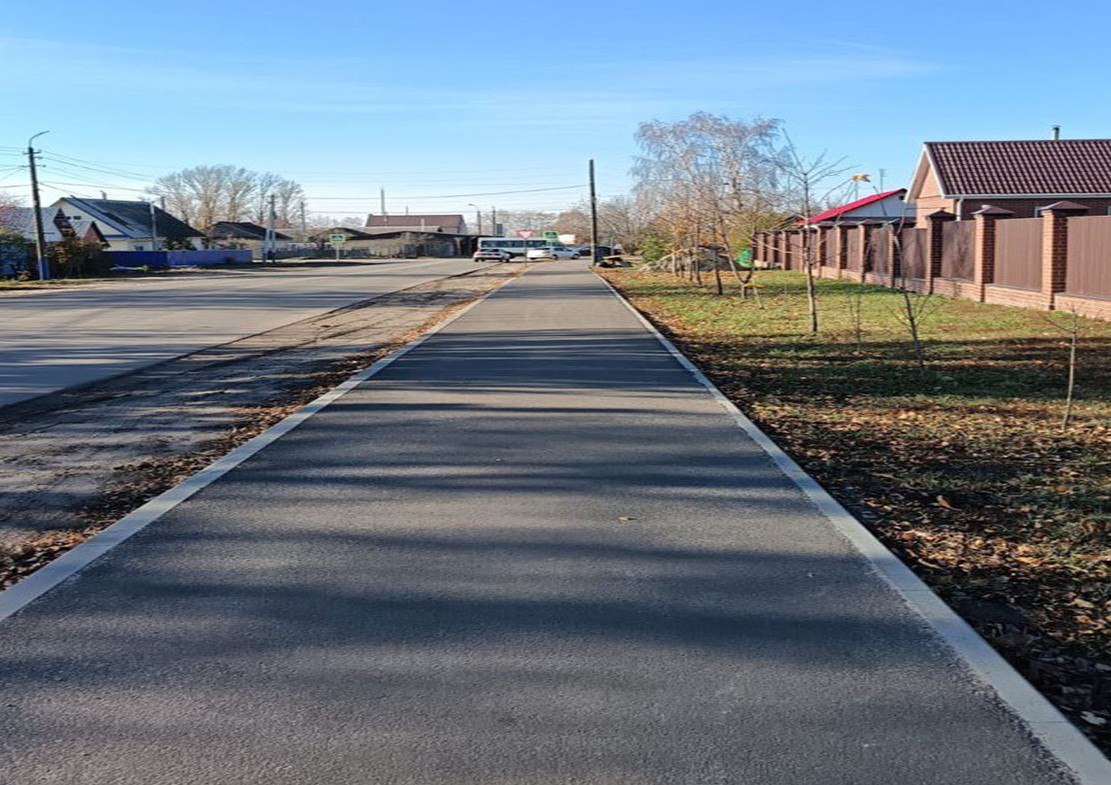 В Сердобске по нацпроекту благоустроена пешеходная зона Приведено в порядок пространство по улице Лесной от улицы Красной до улицы Шабашова На общественной территории уложен новый асфальт установлен бордюры Также в рамках президентского нацпроекта Инфраструктура для жизни в Сердобске продолжается благоустройство общественной территории Сосновый бор семейная аллея созданы дорожки установлены современные световые опоры Одним из ключевых объектов является современная скейт площадка предназначенная для активного отдыха детей и подростков пензенскаяобласть благоустройство penzregru