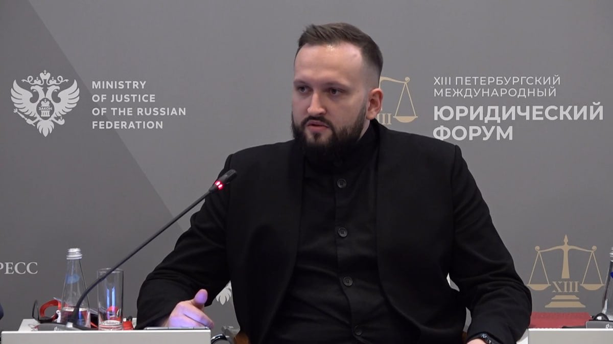 Число копий фейков в России снижается, но их сложность и опасность растет Применение ИИ для создания и распространения дезинформации сделало фейки опаснее и создало еще большую угрозу в условиях информационной войны, рассказал в рамках панельной дискуссии ТАСС «Правовое регулирование деятельности СМИ: современные вызовы» на ПМЮФ-2025 начальник управления по противодействию распространению недостоверной информации АНО «Диалог Регионы» Сергей Маклаков: Именно поэтому важными акторами борьбы также являются международное сообщество и объединения фактчекеров. Объединение тех людей, у которых есть запрос на достоверную информацию, кто готов оспаривать чью-либо монополию на правду и на фактчекинг, позволит в перспективе формировать национальное регулирование в области противодействия дезинформации. Для этого АНО «Диалог Регионы» совместно с ТАСС создали Global Fact-сhecking Network, к которой присоединились уже более 50 экспертов из разных стран. Также Сергей Маклаков представил результаты нового исследования. Главное: ⏺В этом году было выявлено 1,5 тыс. уникальных фейков – на 9% больше, чем за аналогичный период 2024 года ⏺При этом число копий сократилось на 42% и составило 1,8 млн. Такая динамика говорит о повышении эффективности борьбы с дезинформацией ⏺В 2,7 раз выросло число фейков, связанных с празднованием 9 мая. В 2025 году было выявлено более 5 тыс. фейковых сообщений на эту тему. Они набрали 13,7 млн просмотров