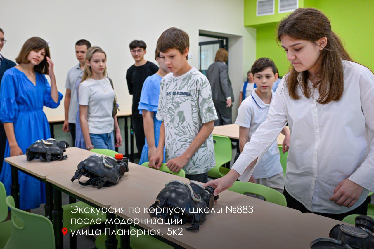 К 1 сентября в Москве откроется 51 модернизированная школа, сообщил Сергей Собянин. Одна из них – школа №883 на северо-западе города. Трехэтажное здание на Планерной улице начали обновлять в апреле прошлого года. Там приведен в порядок фасад, заменены все инженерные коммуникации, дверные и оконные блоки, выполнена внутренняя отделка помещений. Также создана современная образовательная среда для детей и педагогов, рассказал Сергей Собянин. «Москва»