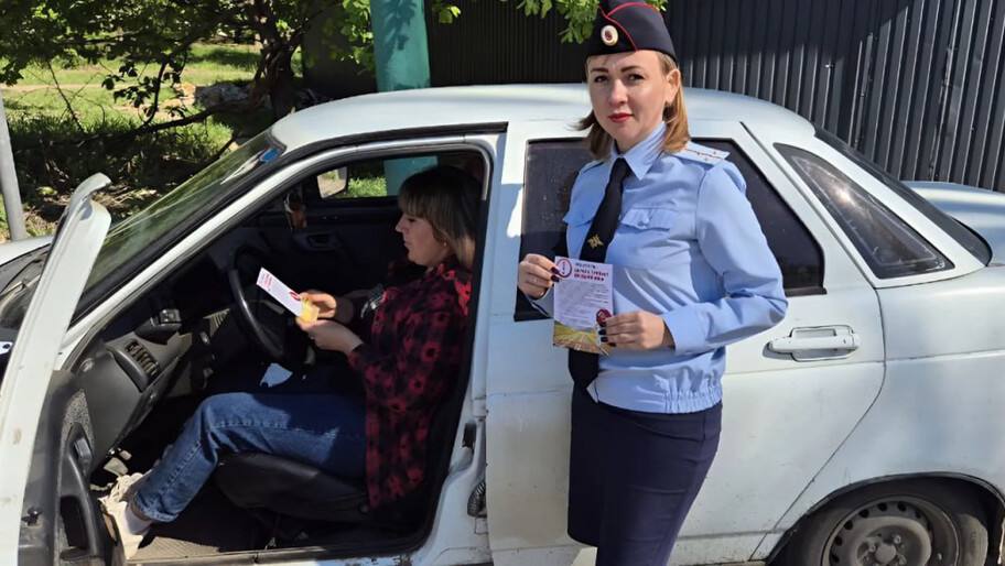  В Херсонской области провели акцию «Безопасный перекресток» «Особое внимание госавтоинспекторов было обращено на нарушения, связанные с проездом перекрестков», — сообщили в Госавтоинспекции Херсонской области. В ходе акции полицейские провели разъяснительные беседы с водителями и пешеходами, раздали им памятки с правилами дорожного движения. Автомобилистов предупредили о недопустимости выезда на встречную полосу и необходимости снижать скорость перед пешеходными переходами. Пешеходам рекомендовали убедиться в безопасности перед началом перехода проезжей части. Фото: Госавтоинспекция Херсонской области , VK и ОК и читайте новости на нашем сайте