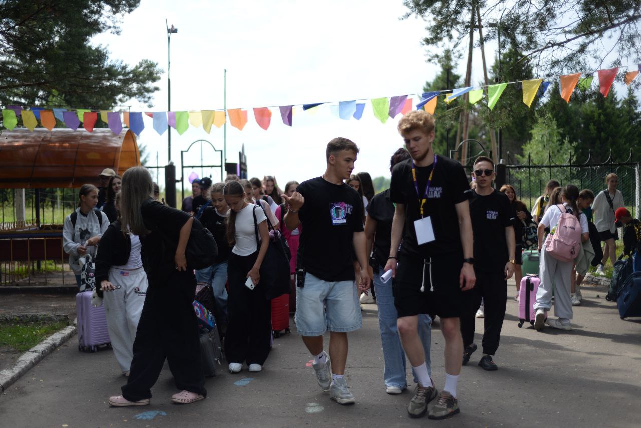 В детском лагере "Лесная поляна" Тарского района открылась областная профильная смена "Летняя Школа сценического искусства "ШАГ-2025".   Ребята примут участие в творческих и развлекательных мероприятиях: современная хореография, актерское мастерство, мастер-классы, семинары, тренинги.     Желаем участникам смены творческих успехов и хорошего отдыха!