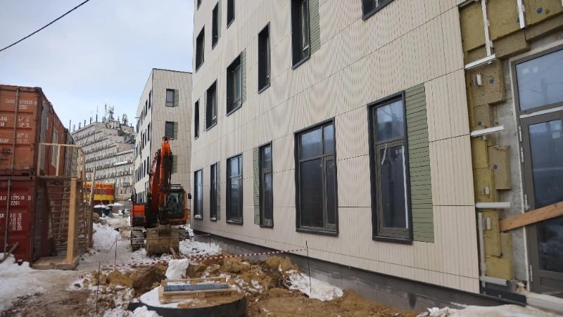 Новую поликлинику на 600 посещений в смену возводят в Холмске В новых корпусах разместятся все основные диагностические и лечебные службы Поликлиника будет включать терапевтическое и педиатрическое отделения кабинеты узких специалистов отделения неотложной помощи профилактики и реабилитации Там будет собственная лаборатория для проведения всех необходимых исследований Учреждение оснастят современным оборудованием включая рентген аппараты и УЗИ В новой поликлинике помощь будут получать 35 тысяч жителей Холмского района Помещения оборудуют по всем современным стандартам чтобы врачам и пациентам было комфортно Но важнее всего не свежеокрашенные стены и удобная мебель а внимательное отношение к людям доступность и качество медицинской помощи отметил Валерий Лимаренко Подписаться на нас Telegram I MAX Прислать нам новость Sakhonlinebot