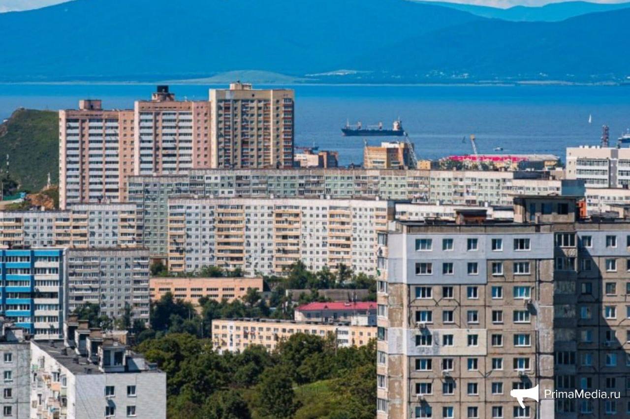 Приморский край вошел в топ-3 по росту цен на жильё на Дальнем Востоке С начала 2025 года жильё в Приморском крае подорожало на 2,4% — это 8,4% в годовом исчислении. Регион занял третье место по темпам роста цен на недвижимость в ДФО, уступив только Бурятии и Якутии. Сильнее всего выросли в цене двухкомнатные и трёхкомнатные квартиры. При этом однокомнатные дорожают медленнее. PrimaMedia Прислать новость