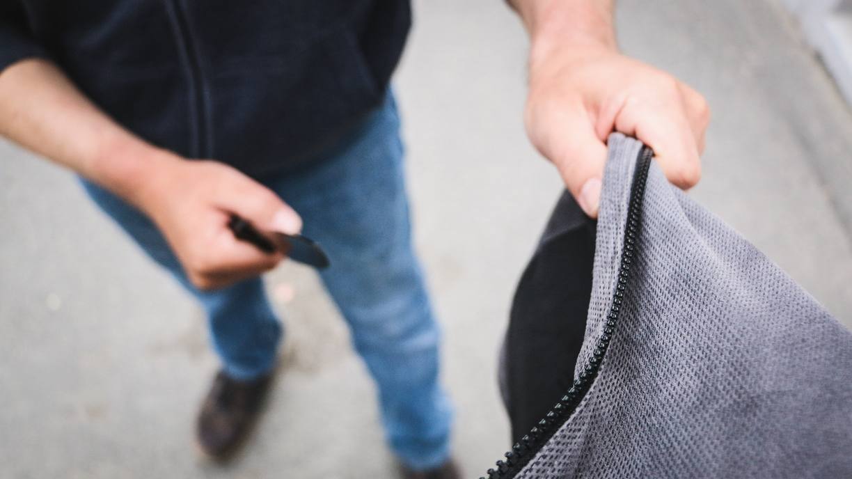 Во Владивостоке сотрудники полиции проверяют информацию о грабеже магазина Сотрудники полиции в ходе мониторинга социальных сетей выявили информацию о хулиганах которые устроили погром в магазине в районе улицы Бестужева По сообщениям неизвестные устроили погром в торговой точке и избили продавца Из медицинского учреждения обратилась работавшая в тот день на точке женщина с переломом пальца По факту произошедшего проводится проверка Полицейские устанавливают все обстоятельства инцидента и личности причастных По итогам проверки будет принято законное процессуальное решение Источник prim police vmfareast