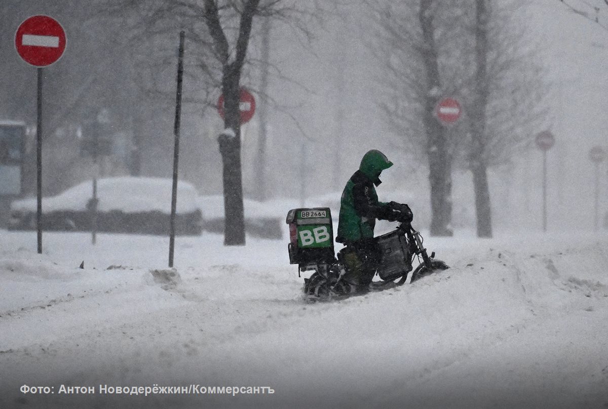 Из за закрытия части магазинов Вкусвилл решил оптимизировать складские мощности сеть намерена сдать в субаренду 120 тыс кв м в логопарке NK Park Домодедово 2 на юге Подмосковья рассказали два источника Ъ на рынке коммерческой недвижимости Темпы роста потребительской активности снижаются из за чего ритейлеры сокращают объемы занимаемых складов По оценкам экспертов Вкусвилл арендовал этот склад ориентировочно за 1 9 млрд руб а сейчас может пересдать за 2 1 млрд руб в год Сдача логопарка в субаренду вероятно свидетельствует о пересмотре планов по росту или об оптимизации капиталоемких вложений Во Вкусвилле говорят что благодаря внедрению технологических решений и повышению производительности на действующих складах а также изменению баланса онлайн и офлайн продаж ему хватает действующих складских ресурсов для обеспечения поставками всей сети Ъузнал