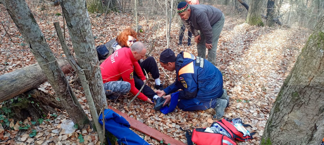 В Бахчисарайском районе спасатели эвакуировали из леса женщину повредившую ногу Туристка травмировалась в районе села Соколиное из за чего дальше не смогла самостоятельно идти На помощь женщине приехали спасатели которые передали ее медикам сообщили в республиканском главке МЧС России 0   Подписаться на РИА Новости Крым в Telegram MAX VK