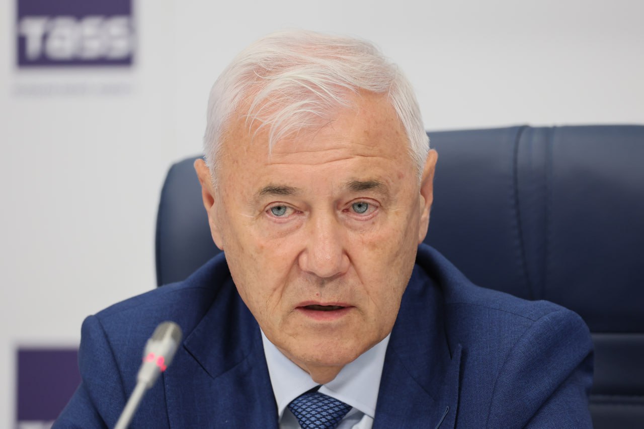 Привлекательность вкладов в драгметаллах повысится Госдума приняла в первом чтении правительственный законопроект освобождающий от НДС выплату процентов по вкладам в драгоценных металлах Выравнивание налоговой нагрузки устранит дисбаланс в отношении вкладов в золоте серебре и других драгметаллах по сравнению с классическими рублевыми и валютными депозитами В результате доходность и конкурентоспособность этих вкладов повысится Это станет стимулом для банков расширить линейку таких продуктов которые пока не слишком распространены и мало знакомы клиентам Одновременно поправки освобождают от НДС операции по выдаче займов за счет приобретенных банком драгоценных металлов