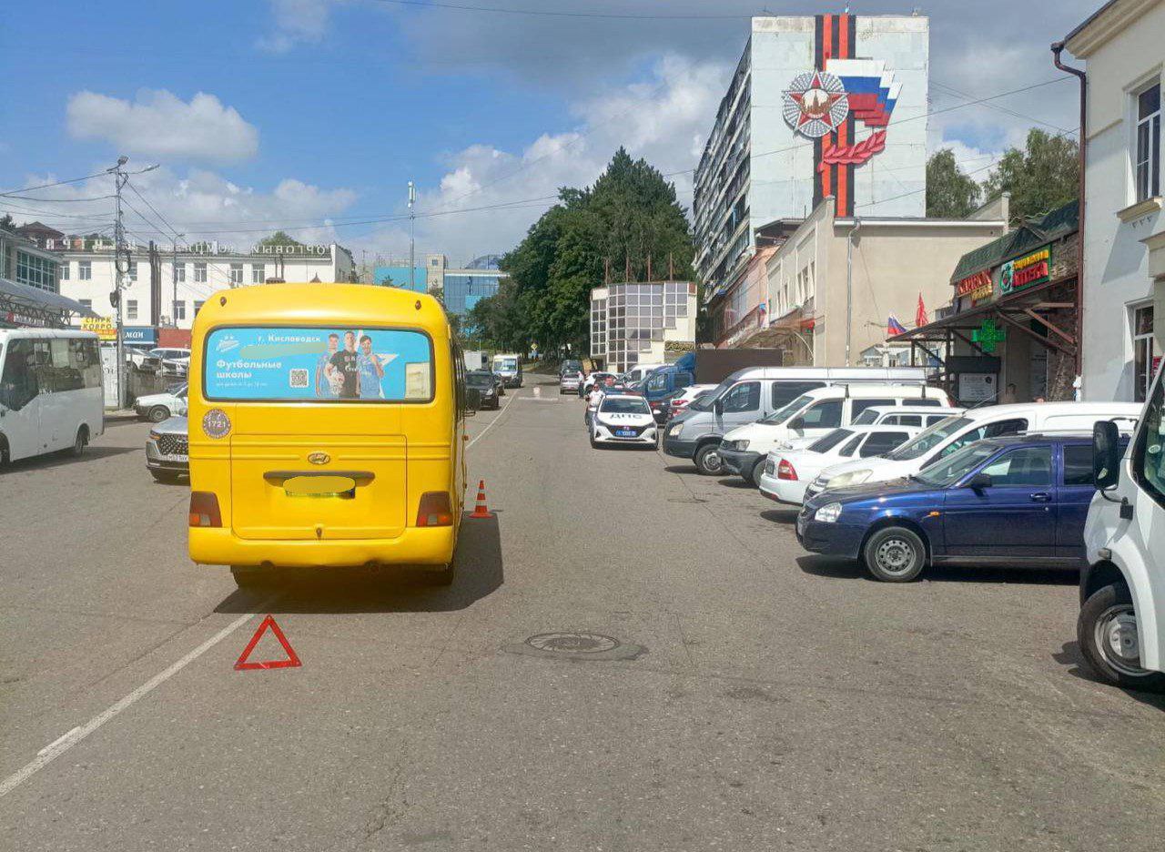В Кисловодске пенсионерка попала под маршрутку Происшествие случилось вчера утром на улице Горького. По данным краевой ГАИ, 73-летняя женщина переходила дорогу в неположенном месте, недалеко от зебры. Пострадавшую доставили в больницу. Маршруткой управлял 41-летний опытный водитель. За последние два года его 7 раз штрафовали за нарушения ПДД. / Все наши каналы