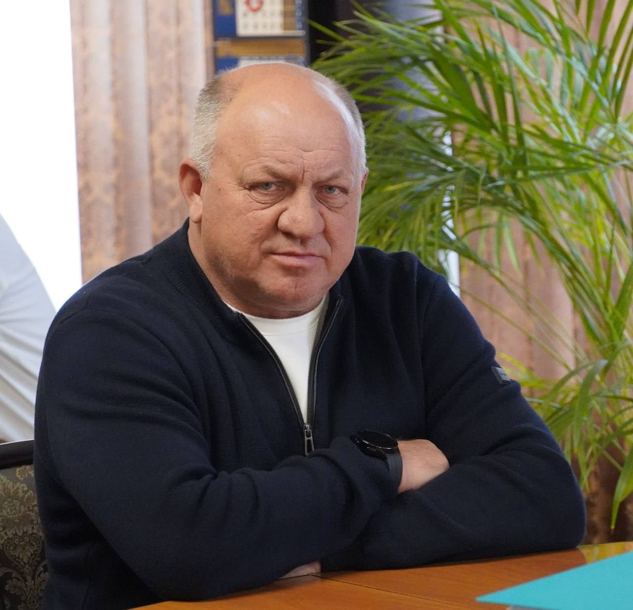 В Керчи на пляже задержан экс-руководитель администрации города Святослав Брусаков. Его подозревают в махинациях с землей. Напомним, Брусаков ушел в отставку 1 июля 2024 года. Глава Республики Крым Сергей Аксенов неоднократно критиковал его за неисполнение поручений и плохую организацию санитарной очистки и уборки города-героя.