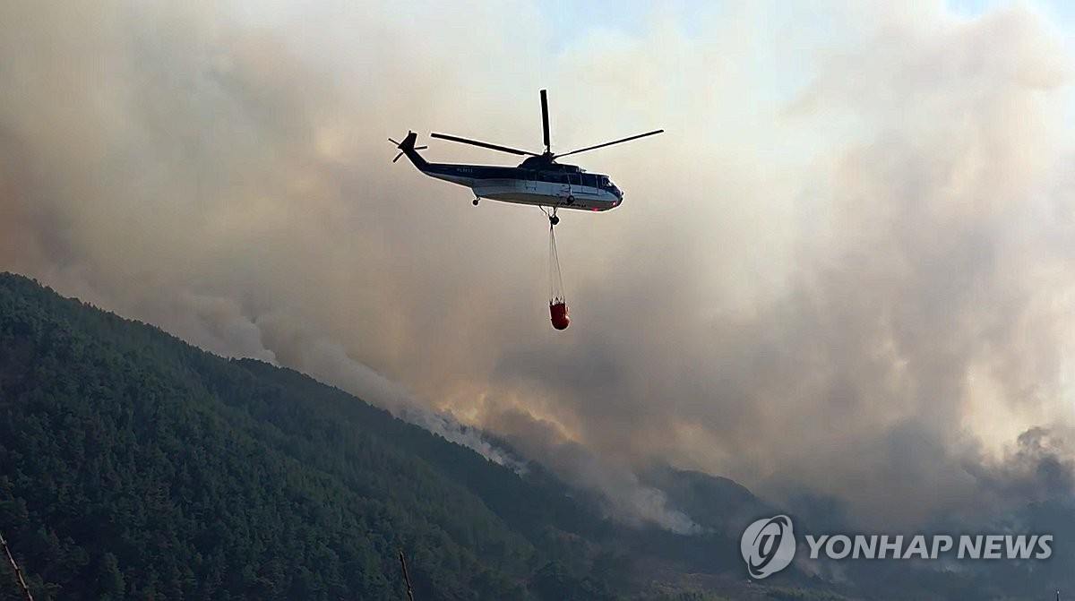 Корея продолжает гореть…  Несмотря на все усилия пока потушить все лесные пожары не удается. Растет число погибших, подтверждена гибель 4 человек  пожарные попали в ловушку огня и ветра , еще 6 сильно обгорели, более тысячи человек эвакуированы, тысячи гектар леса сгорели, в ряде регионов пришлось перекрывать автомагистрали и железные дороги. За сутки в Южной Корее всего зафиксировано более 30 очагов пожаров, основная их часть – в провинциях Северная и Южная Кёнсан, город Ульсан. Есть также пожари в центре страны и в провинции Кёнги. Прогноз – неблагоприятный, ожидают усиление ветра и низкую влажность воздуха. Прилагаем фото  агентство Ёнхап  с мест пожаров  #Корея #Новости #Общество #Стихия #Трагедия